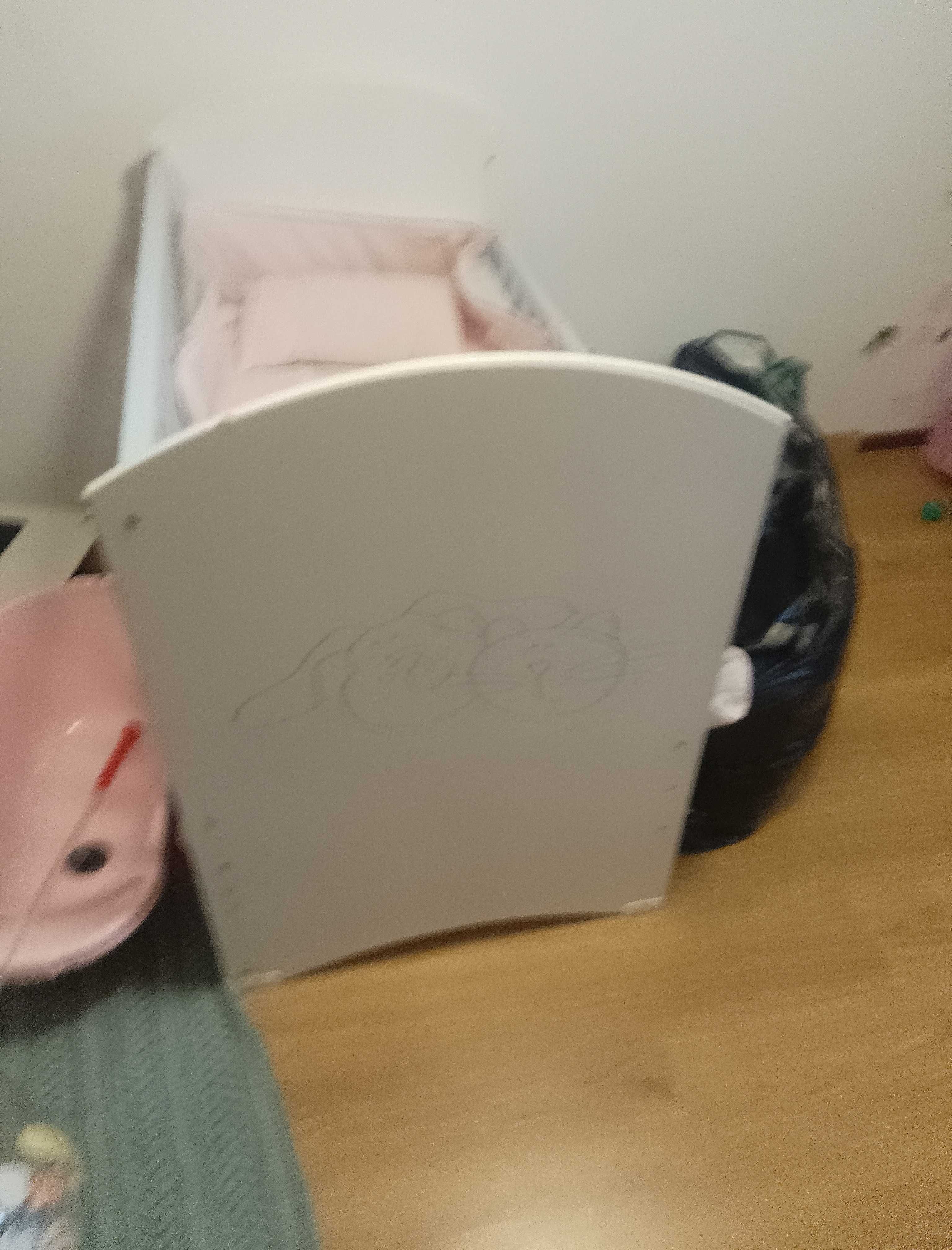 Cama de bebê em azul