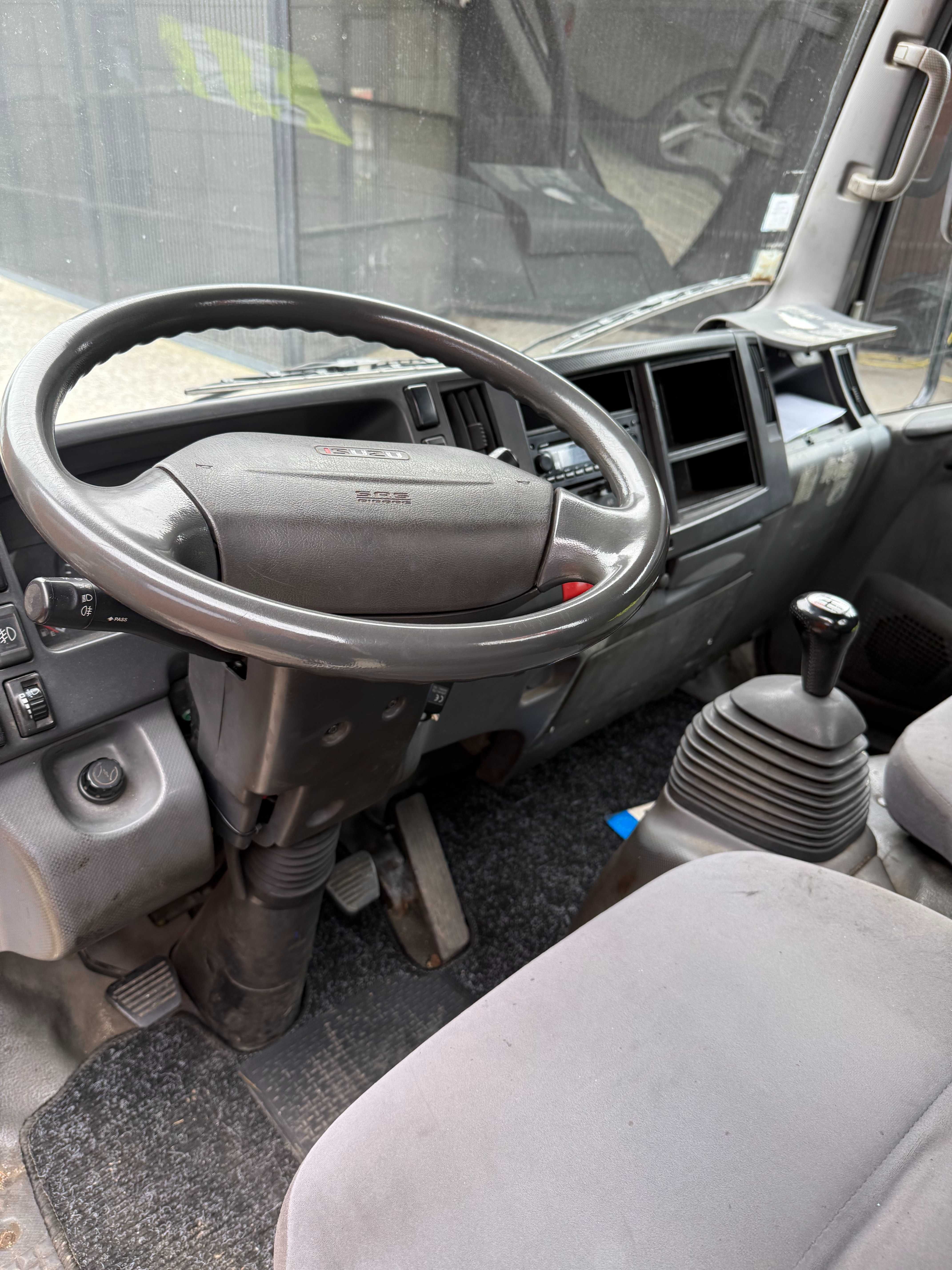 Carrinha Isuzu com grua Palfinger PK2700