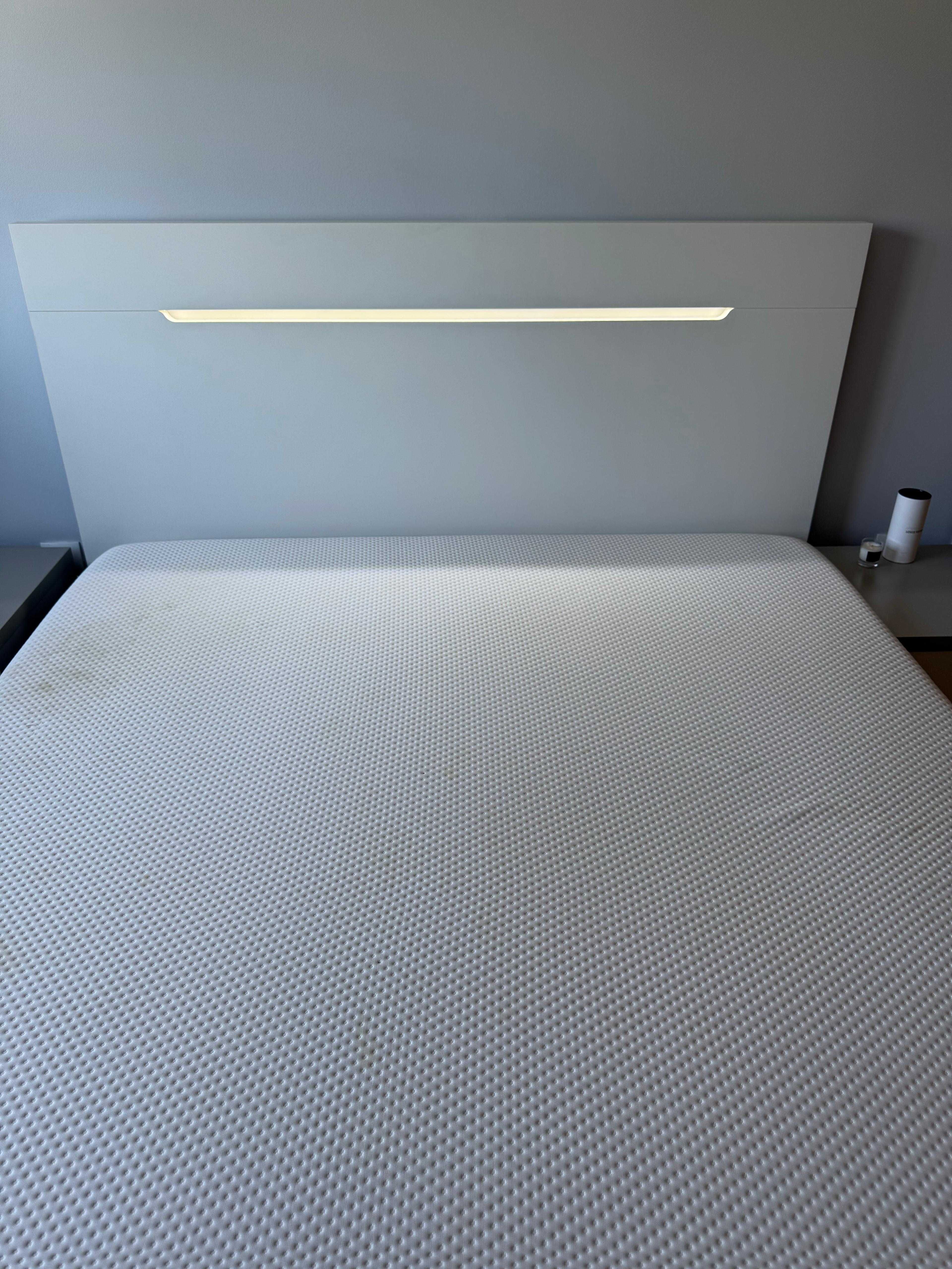 Cama de Casal com iluminação Led e Mesas de Cabeceira