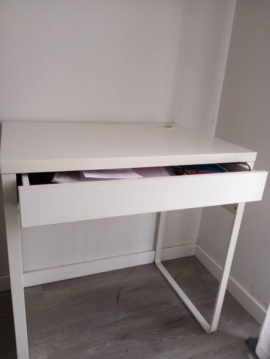 Secretaria com cadeira