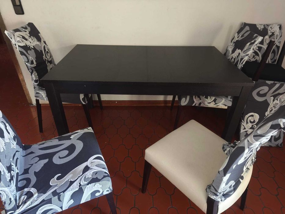 Mesa Extensivel com 6 cadeiras em preto