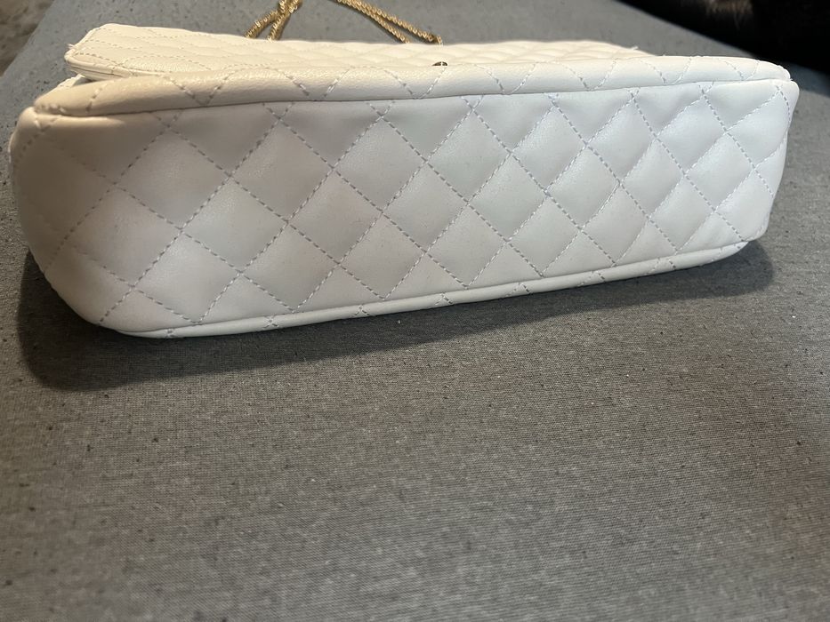 Torebka biała na ramię pikowana złote łańcuchy