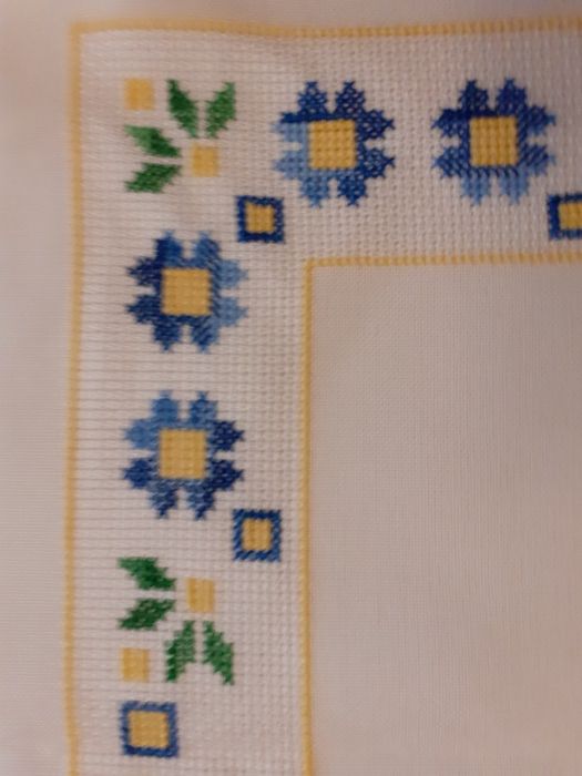 Toalha de mesa bordada