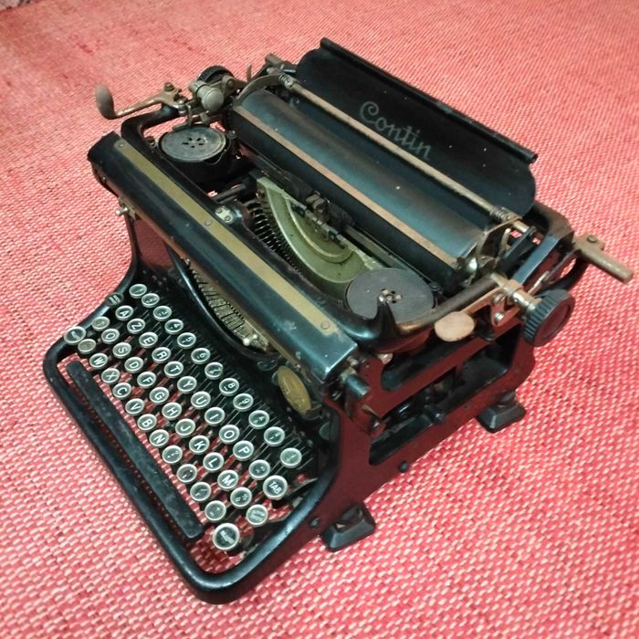 Máquina de escrever muito antiga em excelente estado
