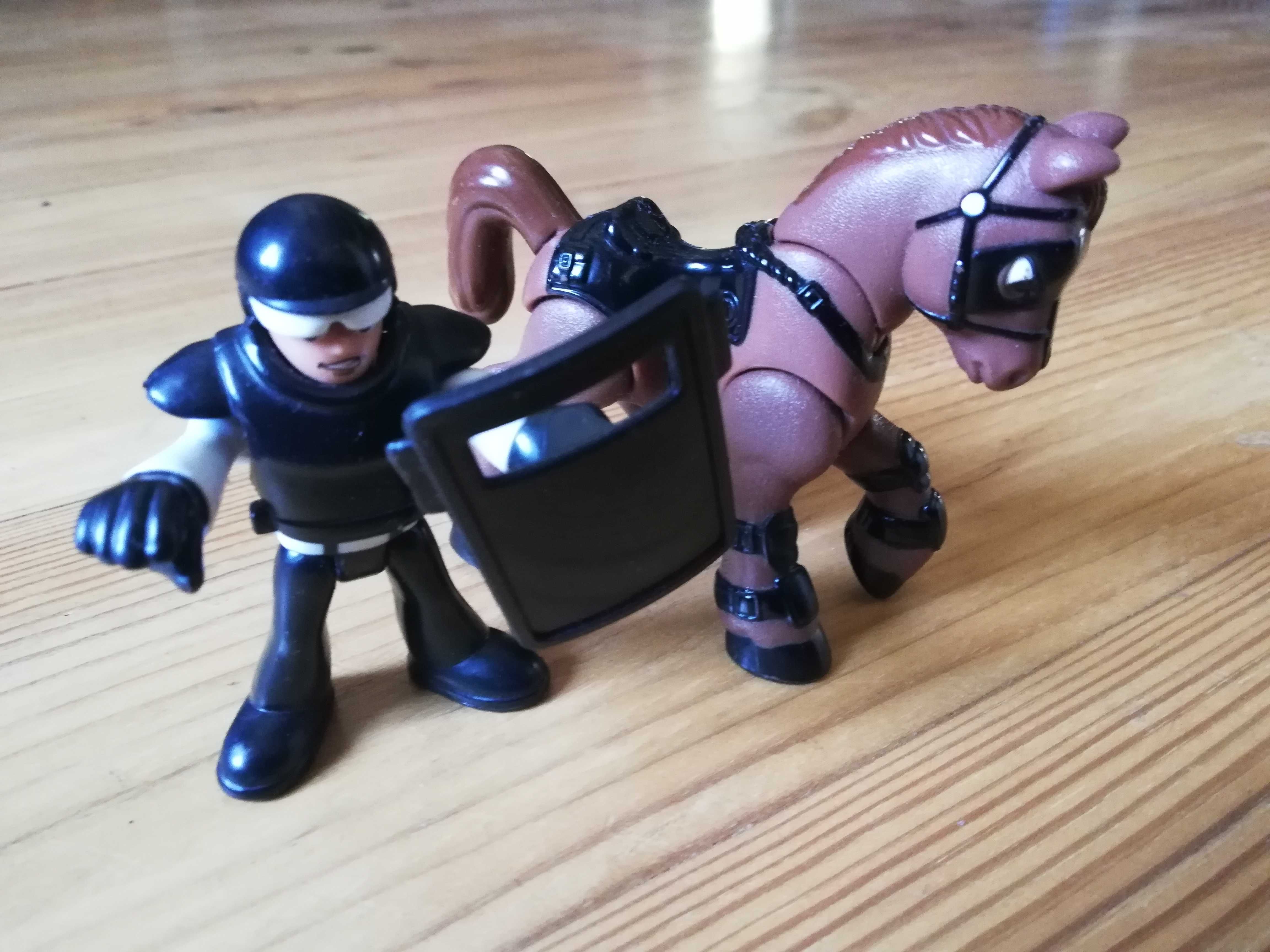 Zabawki, figurki ruchome: rycerz + koń + zbroja, zdejmowane elementy