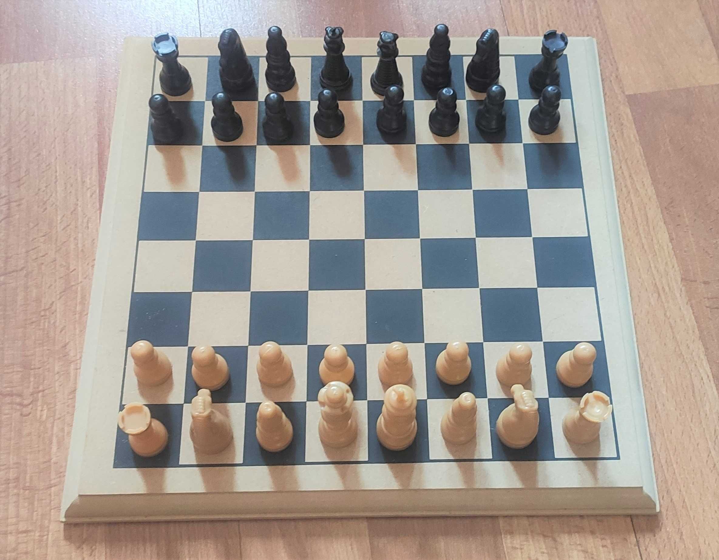 Tabuleiro de xadrez em madeira com peças em plástico