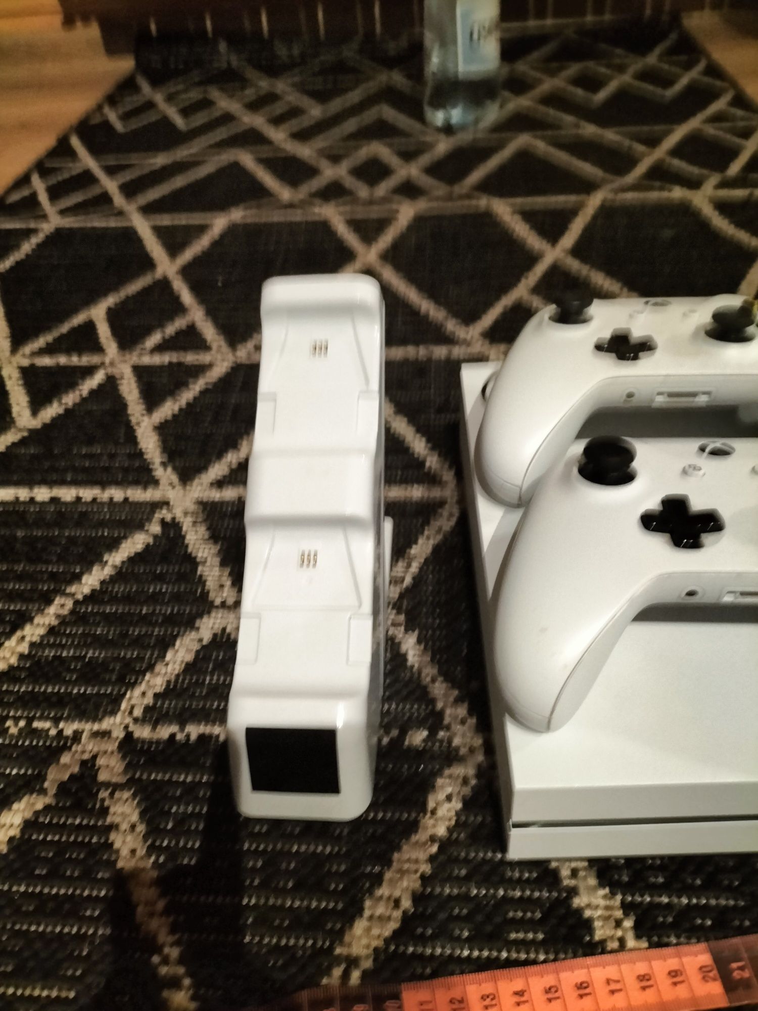 Xbox one s + 2 pady + ładowarka do padów +4 gry