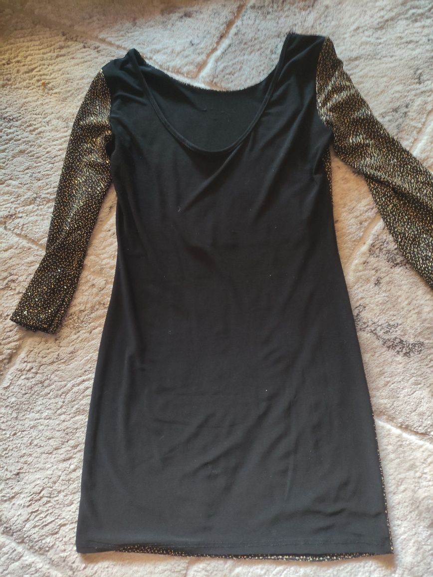 Vestido com dourado na frente e mangas