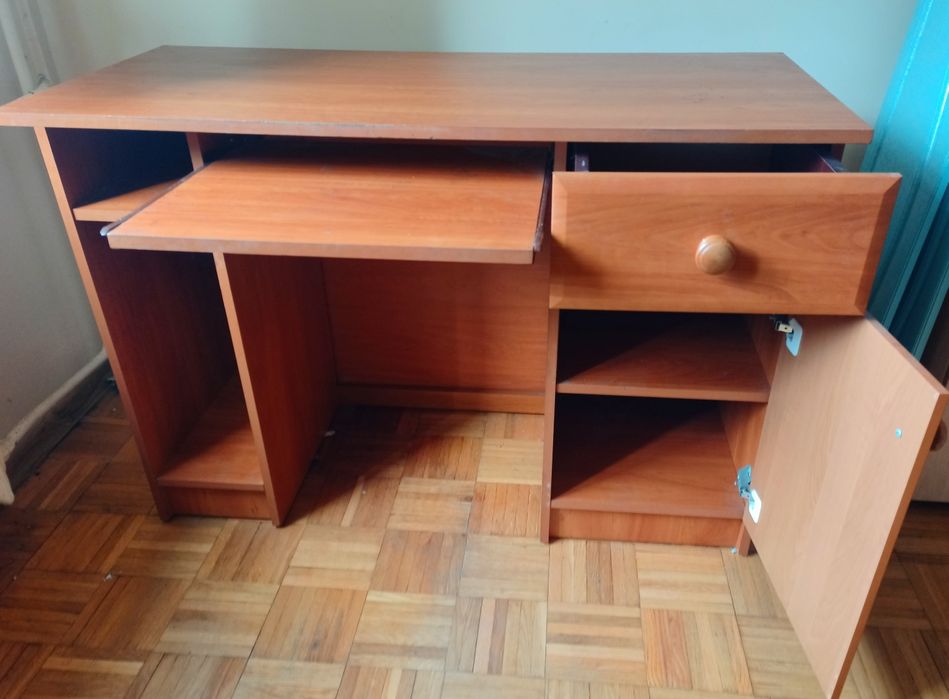Nieduże, praktyczne i funkcjonalne biurko do nauki