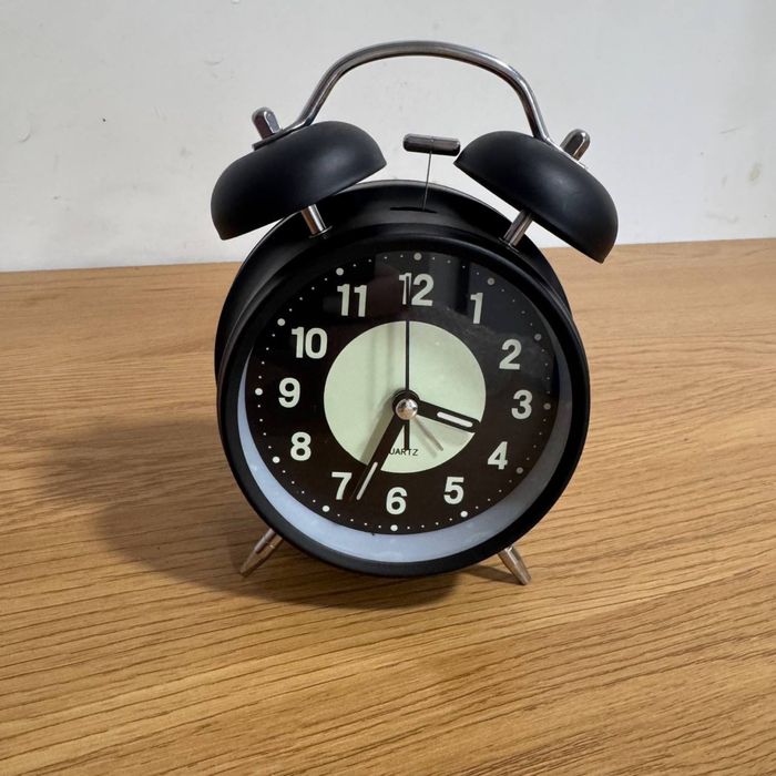 Годинник-будильник з підсвіткою (кварцовий)