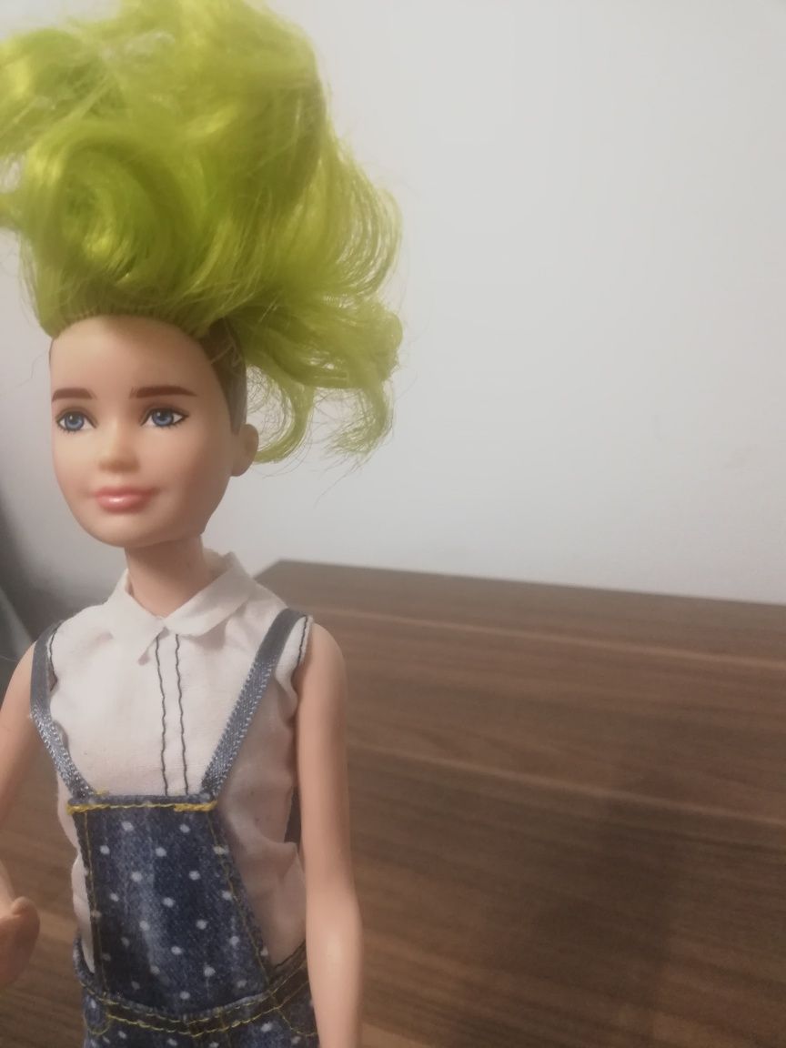 Lalka Barbie ciekawe włosy.