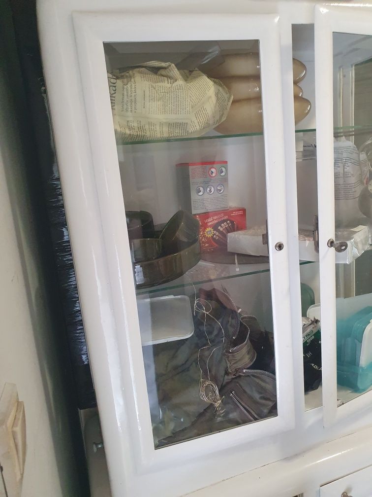 Zabytkowa szafa lekarska po renowacji