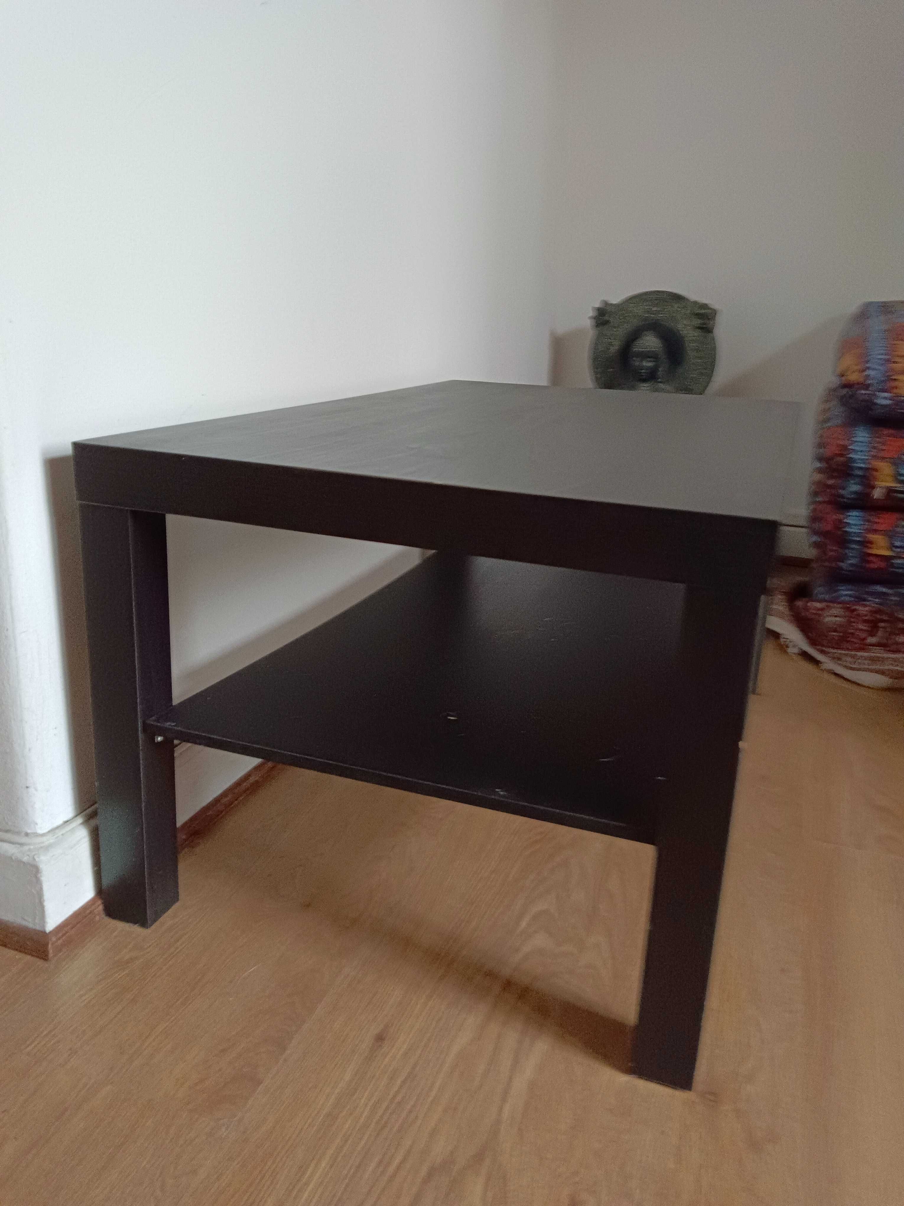 Mesa preta com prateleira