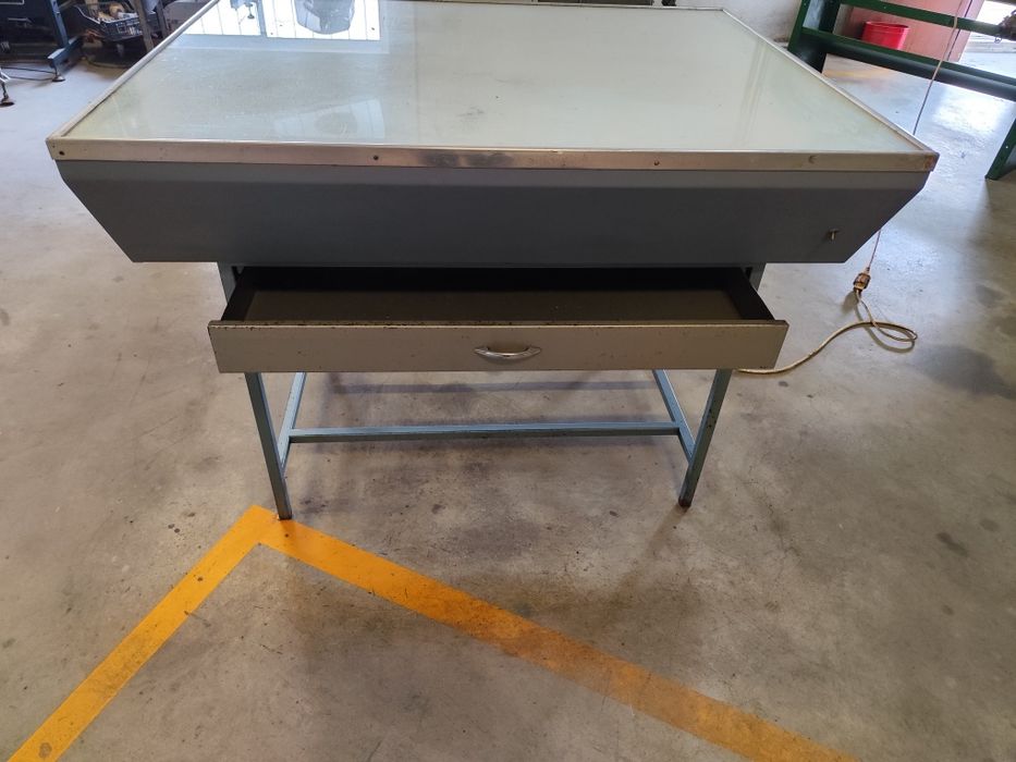 Mesa de luz grande, a funcionar bem.