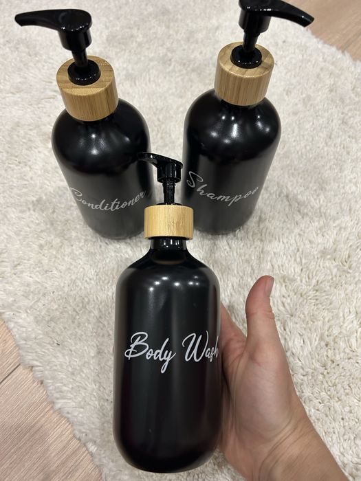 Бутылочки в ванную пластиковые с бамбуковой крышкой.