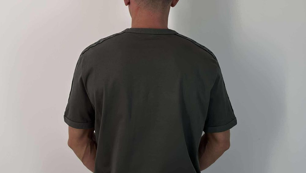 Fred Perry t-shirt męski XL/XXL 
Rozmiar XL/XXL 
Osoba na zdjęciu nosi