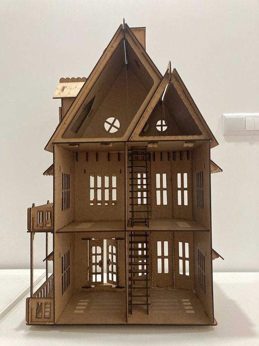 Casinha de bonecas de madeira