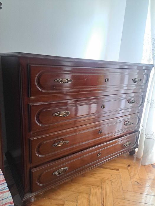 Gaveteiro de madeira em bom estado