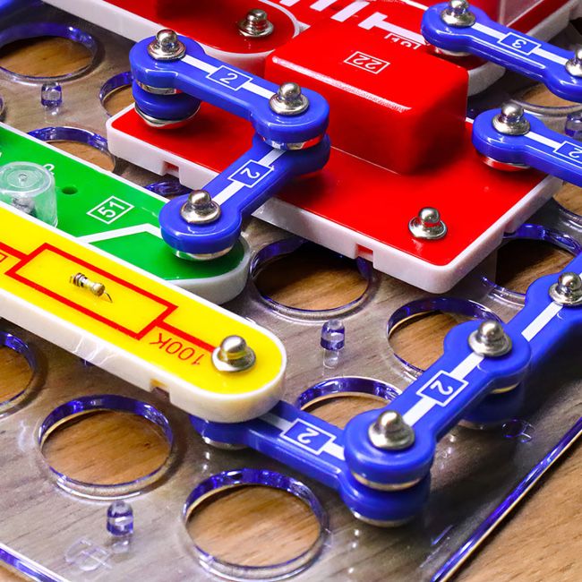 Електронний конструктор Doka Знаток znatok STEM школа 999 схем D70708