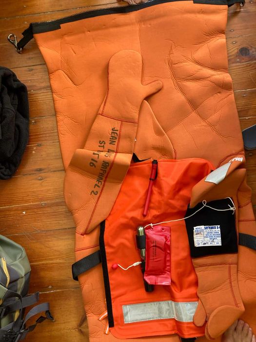 Fato de sobrevivência à prova de água