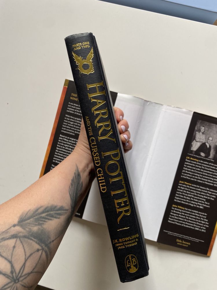 Anglojęzyczna książka Harry Potter and Cursed Child.