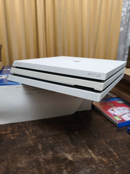 PS4 PRO biała 1TB + 2 pady + 14 gier. CUH-7116B