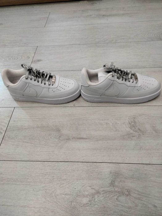 1 but prawy nowy Nike nr 40, długość wkładki 26 cm unisex