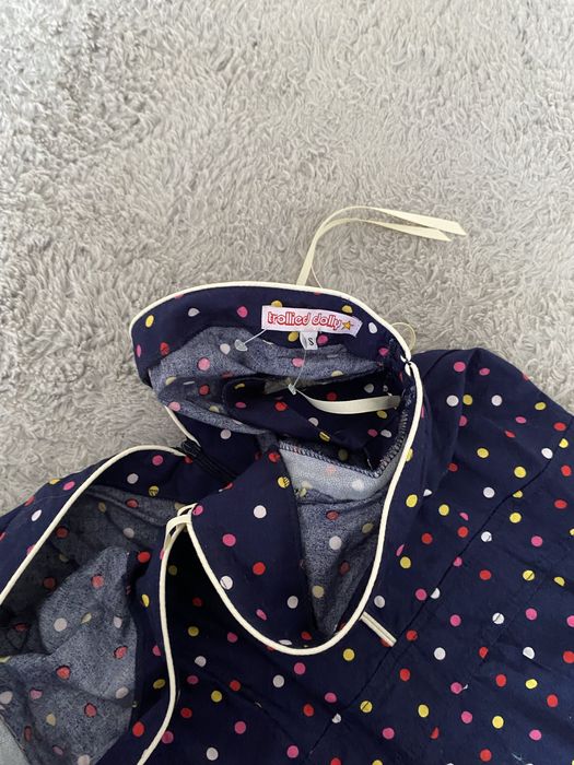 Retro sukienka w grochy vintage z ozdobnymi lamowkami i wstazkami