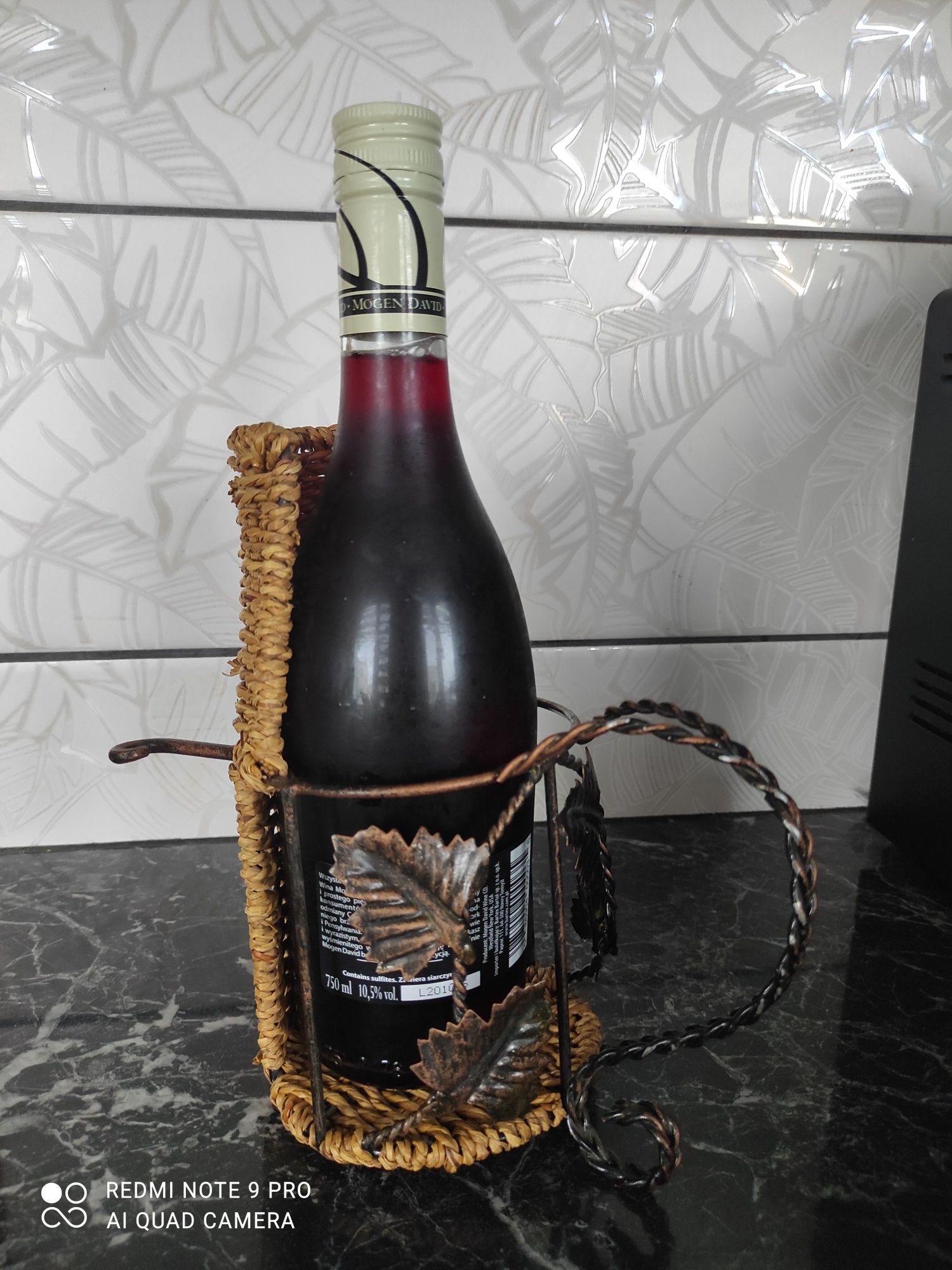 Oryginalny stojak podajnik na wino metaloplastyka (liście) + wiklina