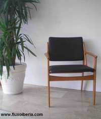 Cadeira tipo vintage em madeira