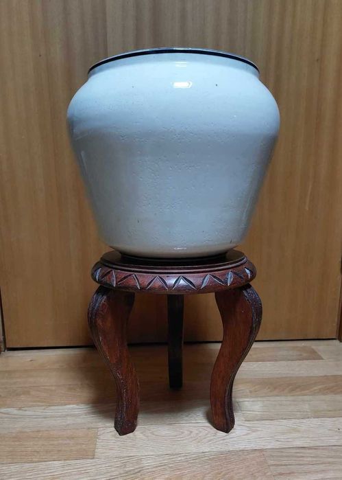 Peanha em madeira para vaso ou figura decorativa (sem os objectos)