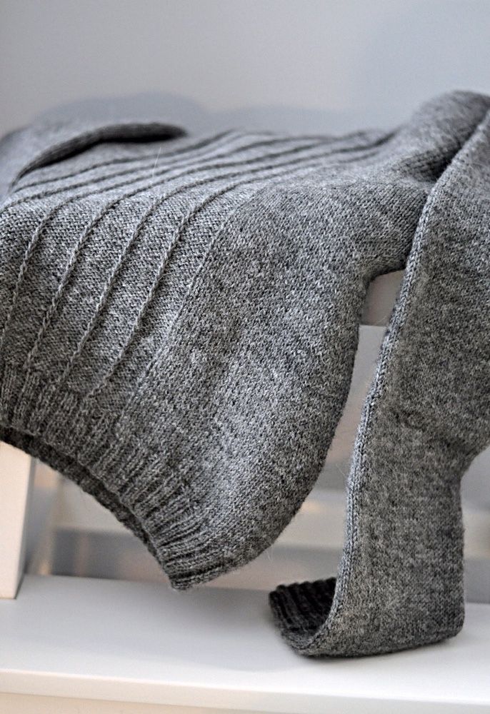 Вязаный серый свитер