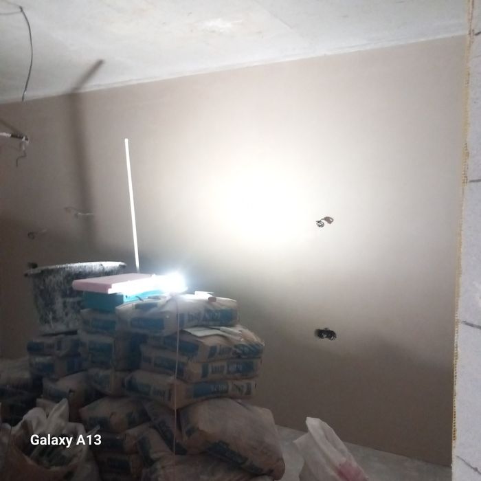 Гіпсова, піщана ручна штукатурка.