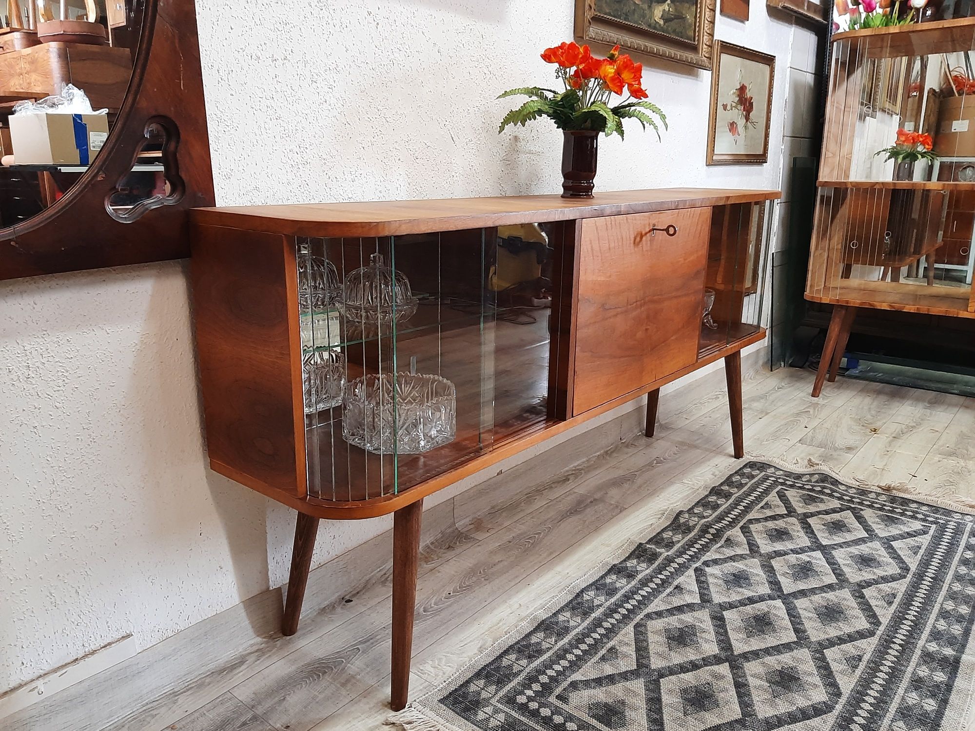Komoda w stylu art deco po renowacji.