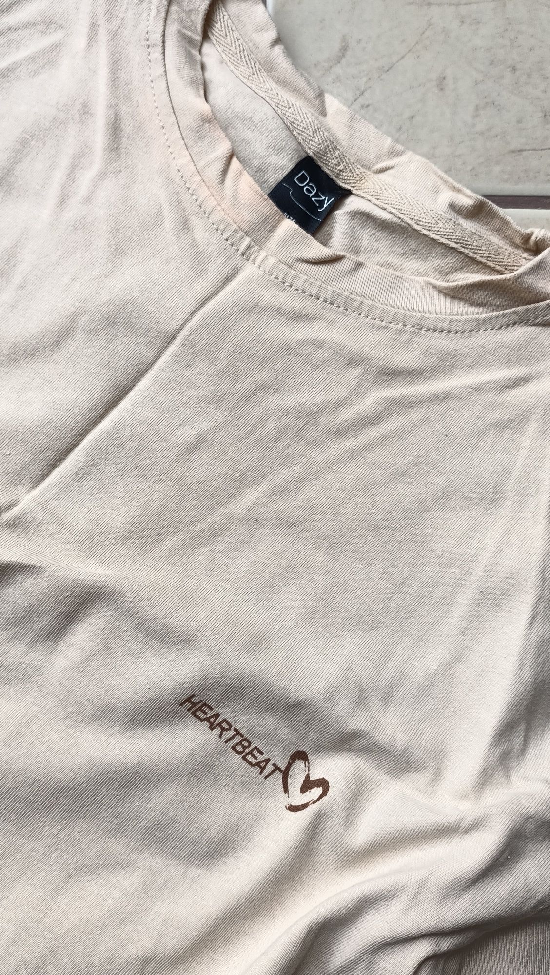 Beżowy t-shirt z nadrukiem serce rozm. S 36
