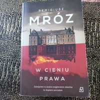 R. Mróz W Cieniu Prawa