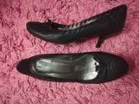 Sapatos pretos da Prof