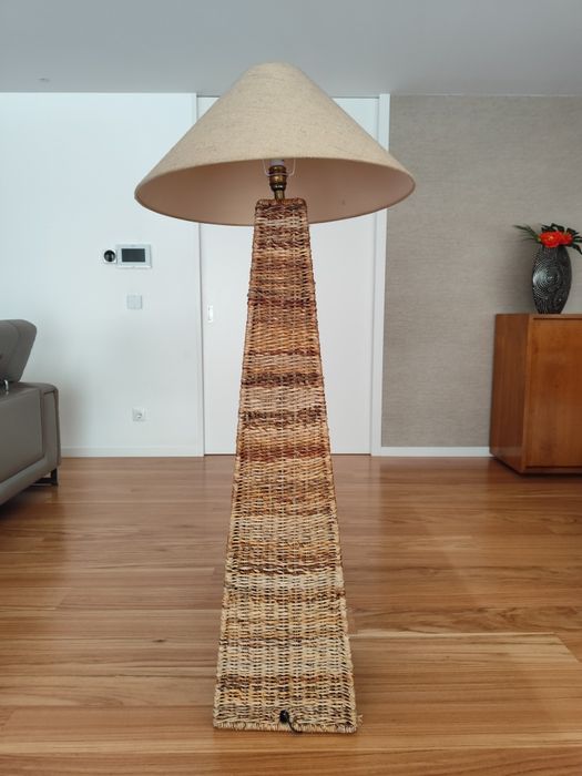 Candeeiro em Rattan com Abajur em Linho - Estilo Natural e Elegante
