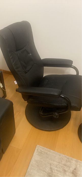 Cadeira encosto rotativa com apoio pes