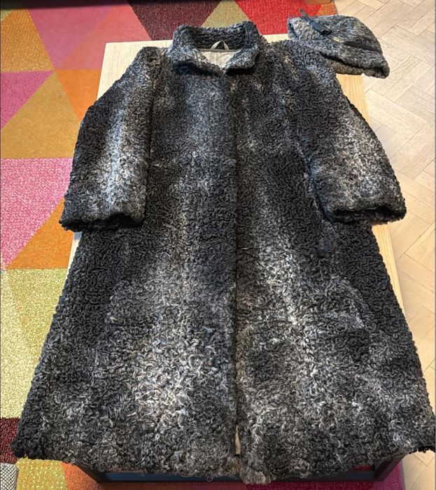 Płaszcz z szarych karakułów z czapką