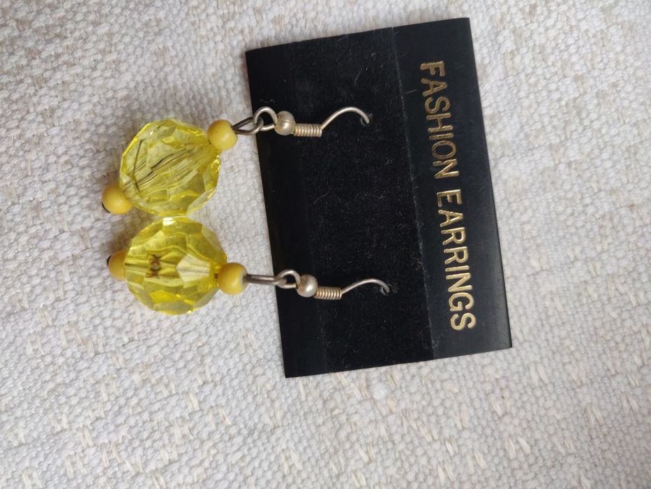 Kolczyki z plastikowymi koralami