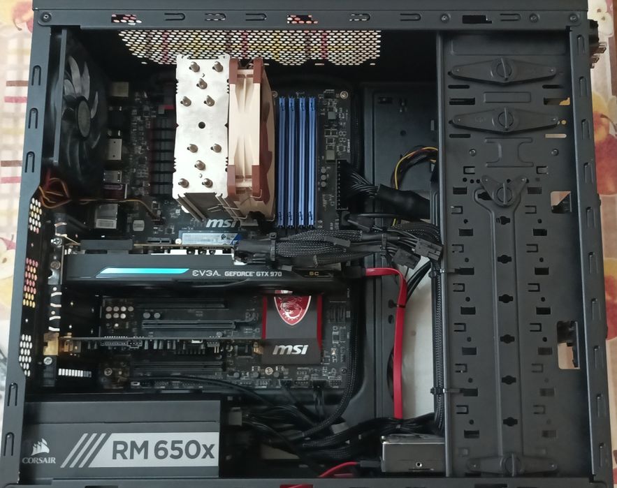 Vendo computador para jogos.