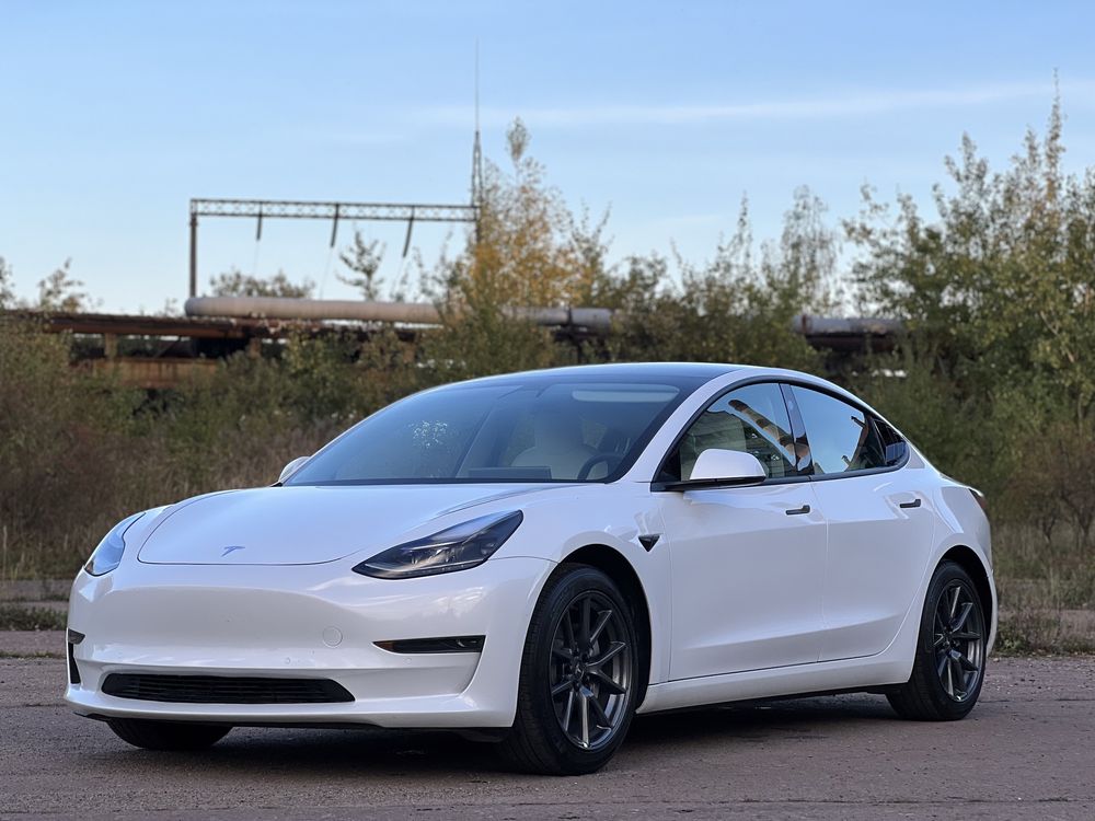 Tesla model 3 2021, рестайлінг