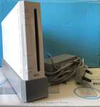 Nintendo wii z zasilaczem i stojakiem