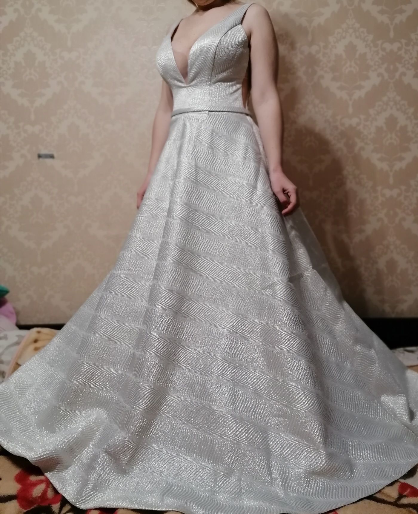 Плаття із шлейфом весільне, випускне