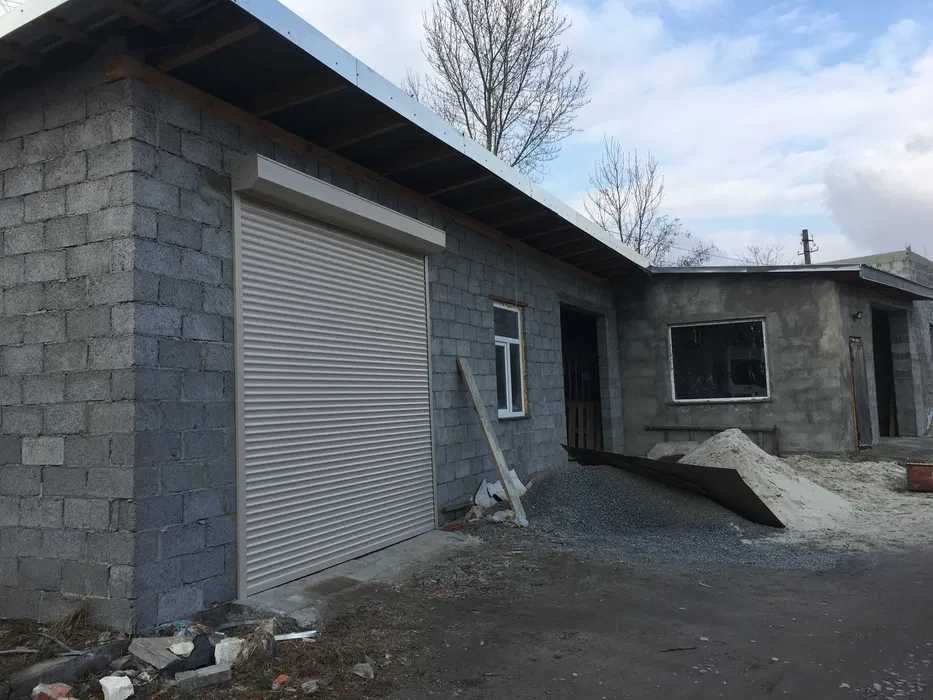 Підйомні гаражні секційні та ролетні ворота для автомийки, СТО, складу