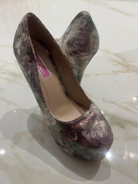 Sapatos altos florido