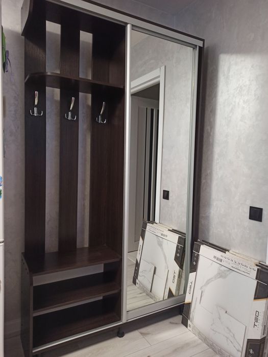 Шафа в прихожу, шафа з дзеркалом