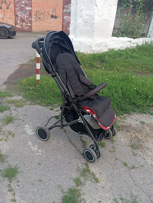 Прогулянковий візочок для дівчинки