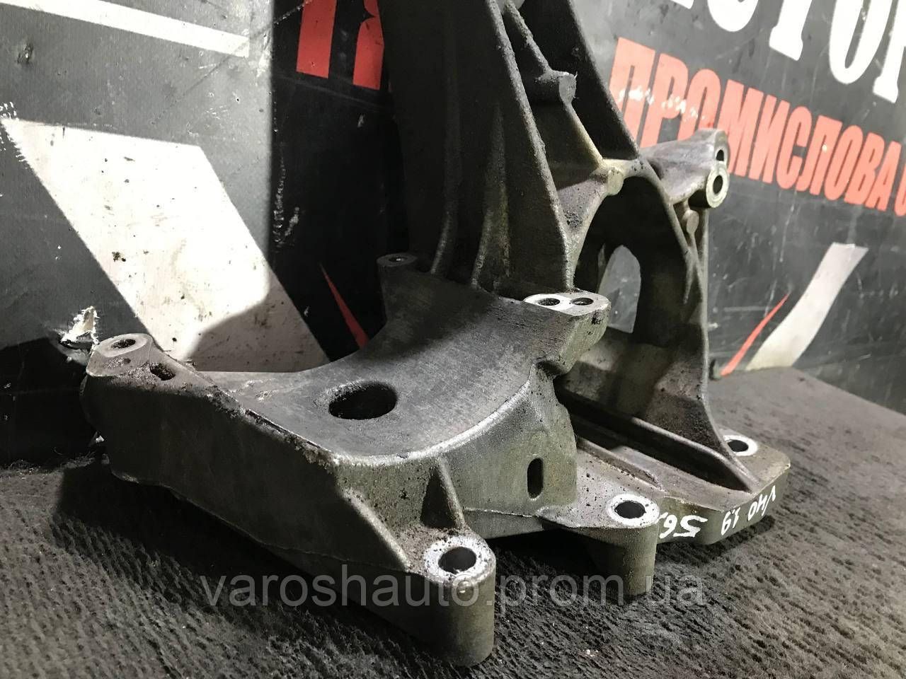 Кронштейн генератора 1.9di Volvo V40 7700113574 5698